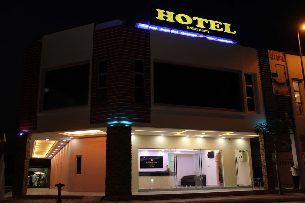 Oyo 89665 Royale City Hotel Sepang Exterior foto
