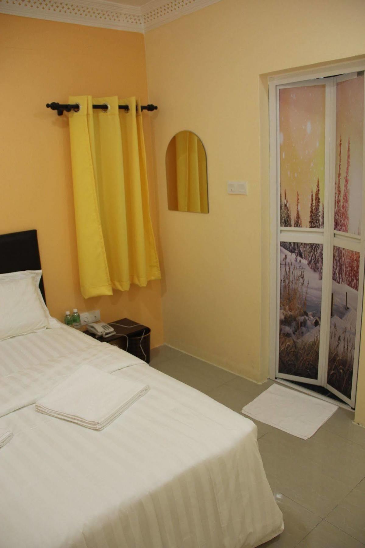 Oyo 89665 Royale City Hotel Sepang Exterior foto